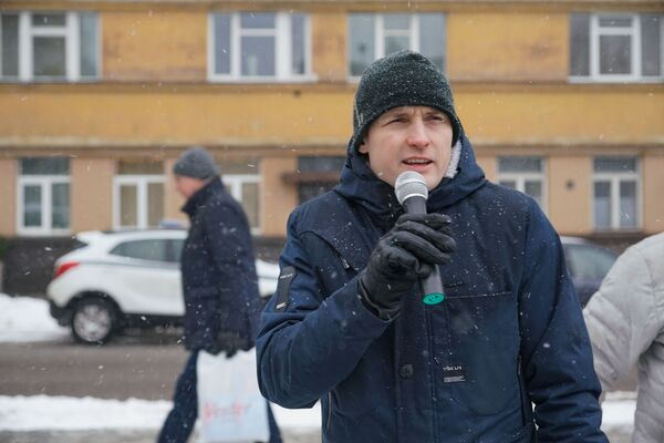 Митинг в защиту Палецкиса: три десятка неравнодушных в океане молчания Митинг в защиту Палецкиса: три десятка неравнодушных в океане молчания - Sputnik Латвия