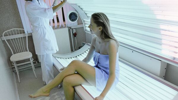Девушка сидит в солярии. - Sputnik Latvija