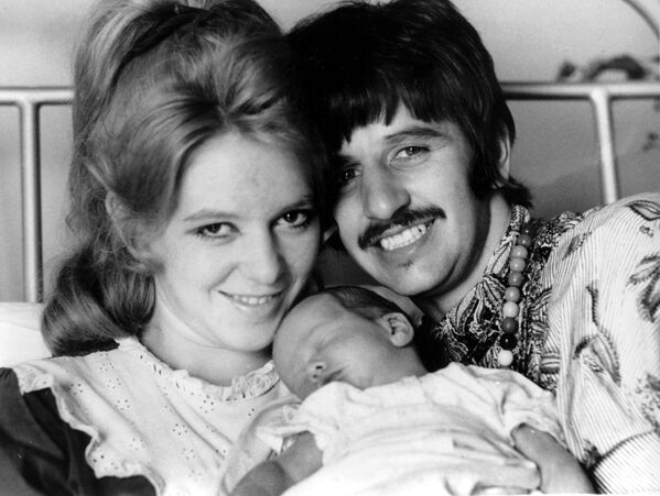 Член группы The Beatles Ринго Старр с женой Морин и сыном  - Sputnik Латвия