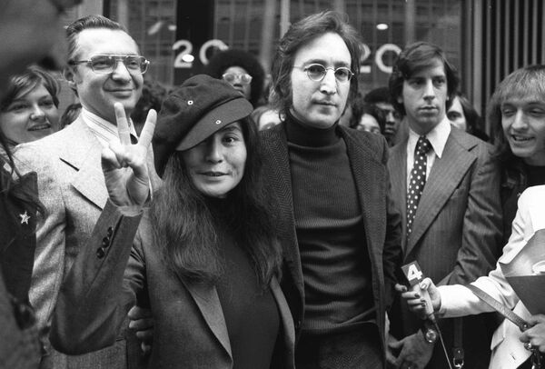 Бывший участник группы The Beatles Джон Леннон с женой Йоко Оно - Sputnik Латвия