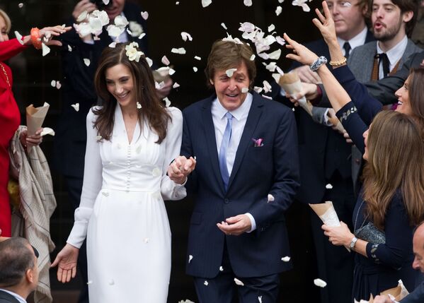 Музыкант Пол Маккартни с женой Нэнси Шевелл после свадебной церемонии в Лондоне  - Sputnik Латвия