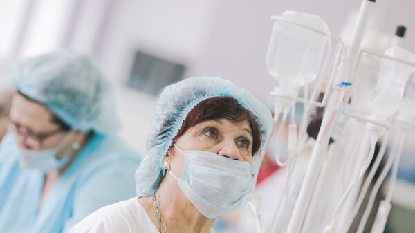 Медсестра во время процедуры - Sputnik Latvija