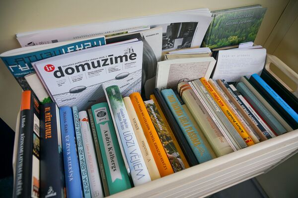 Latviešu, angļu un mazliet krievu valodās: Latvijā darbu sācis bibliotēkas vilciens Latviešu, angļu un mazliet krievu valodās: Latvijā darbu sācis bibliotēkas vilciens - Sputnik Latvija