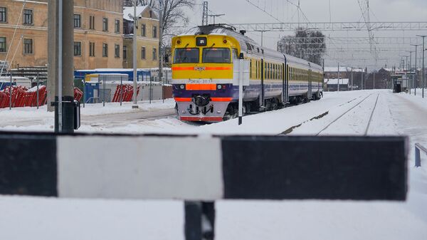 Дизельный поезд АО Pasažieru vilciens  на Рижском железнодорожном вокзале - Sputnik Latvija