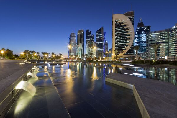 Вид на ночной город Доха, Катар - Sputnik Латвия