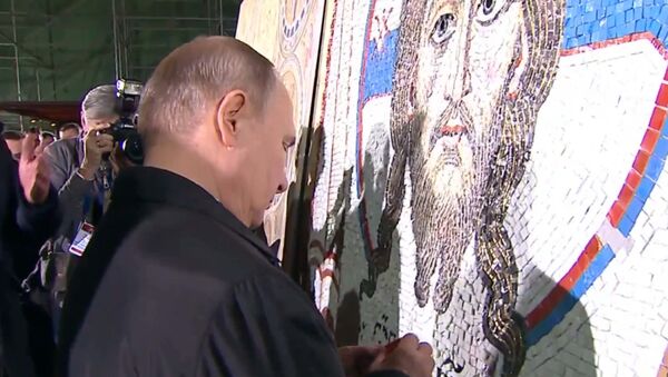 Путин и Вучич лично доделали мозаику в белградском храме - видео - Sputnik Латвия