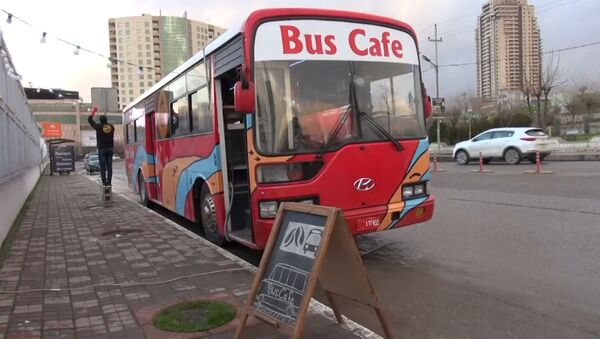 Два жителя Ирака открыли кафе прямо в автобусе - Sputnik Latvija