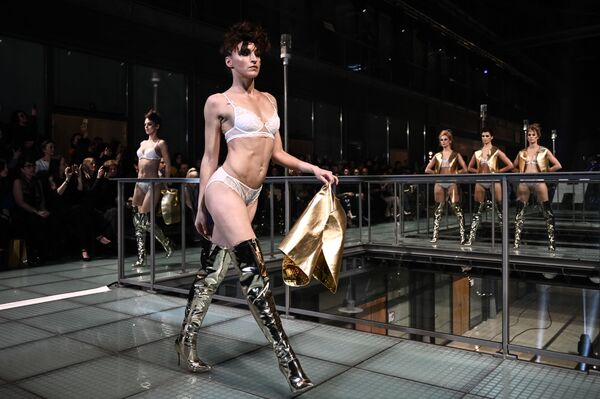 Modele defilē modes šova Lingerie Rocks ietvaros Parīzē. - Sputnik Latvija