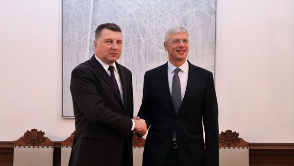 Президент Латвии Раймондс Вейонис (слева) и Кришьянис Кариньш - Sputnik Латвия