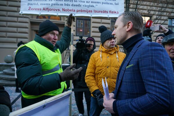 Акция протеста у здания Сейма с требованием провести внеочередные парламентские выборы Акция протеста у здания Сейма с требованием провести внеочередные парламентские выборы - Sputnik Латвия