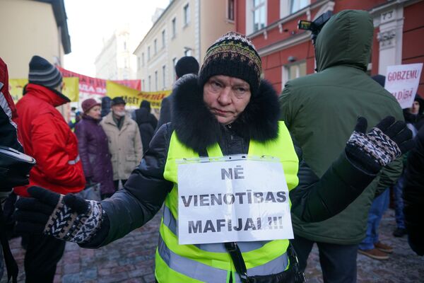 Акция протеста у здания Сейма с требованием провести внеочередные парламентские выборы Акция протеста у здания Сейма с требованием провести внеочередные парламентские выборы - Sputnik Латвия