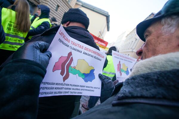 Акция протеста у здания Сейма с требованием провести внеочередные парламентские выборы Акция протеста у здания Сейма с требованием провести внеочередные парламентские выборы - Sputnik Латвия