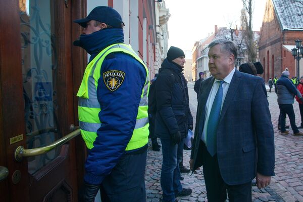 Акция протеста у здания Сейма с требованием провести внеочередные парламентские выборы Акция протеста у здания Сейма с требованием провести внеочередные парламентские выборы - Sputnik Латвия