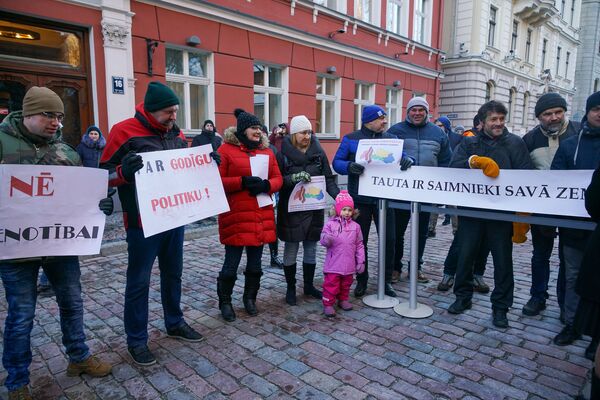 Акция протеста у здания Сейма с требованием провести внеочередные парламентские выборы Акция протеста у здания Сейма с требованием провести внеочередные парламентские выборы - Sputnik Латвия