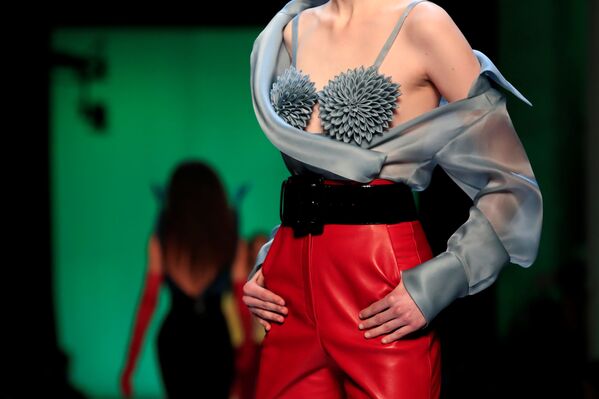 Модель представляет коллекцию дизайнера Жан-Поля Готье в рамках Недели моды в Париже, Франция - Sputnik Латвия