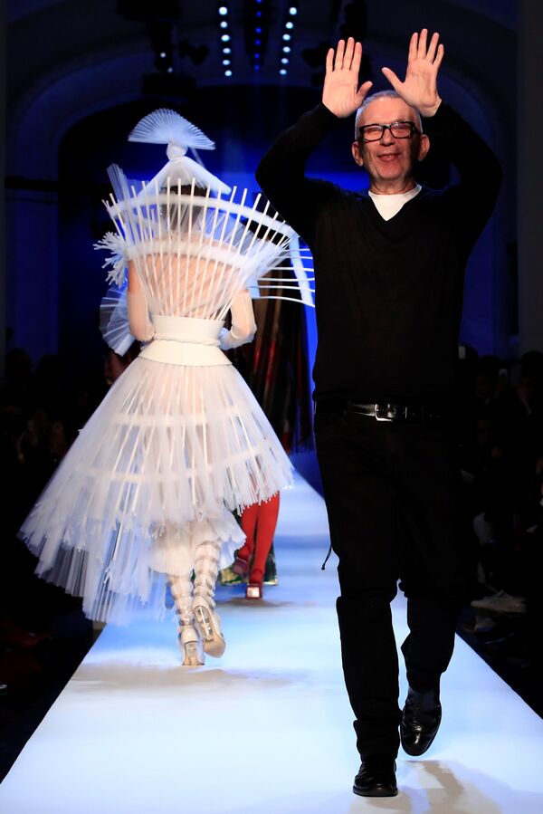Дизайнер Жан-Поль Готье после показа новой коллекции на Неделе моды в Париже, Франция - Sputnik Латвия