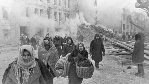 Жители блокадного Ленинграда выходят из бомбоубежища после отбоя тревоги. - Sputnik Latvija