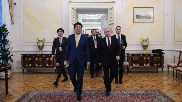 Президент РФ В. Путин встретился с премьер-министром Японии С. Абэ - Sputnik Latvija