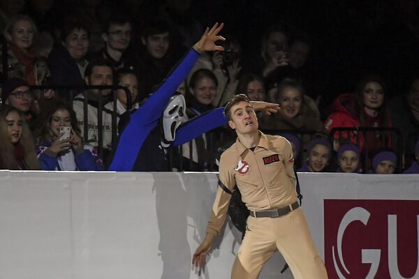Маттео Риццо (Италия) удалось подняться с десятого места после короткой программы на третье, завоевать бронзу и попасть в показательные выступления чемпионата Европы по фигурному катанию в Минске - Sputnik Латвия