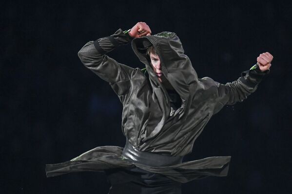 Латвиец Денис Васильев (11-е место) во время показательных выступлений на чемпионате Европы по фигурному катанию в Минске - Sputnik Латвия