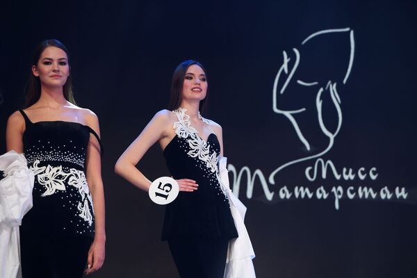 Участницы конкурса красоты Мисс Татарстан - 2019 на церемонии награждения Участницы конкурса красоты Мисс Татарстан - 2019 на церемонии награждения - Sputnik Латвия