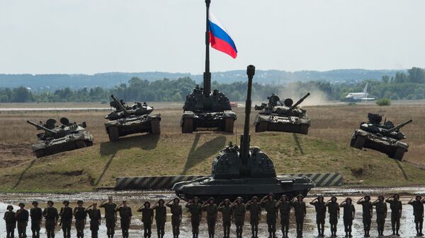 Tanki T-90 un T-80 un pašgājēja haubuce Msta S - Sputnik Latvija