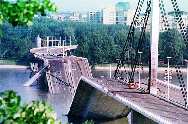 Мост Свободы в Нови Саде после бомбардировок - Sputnik Латвия