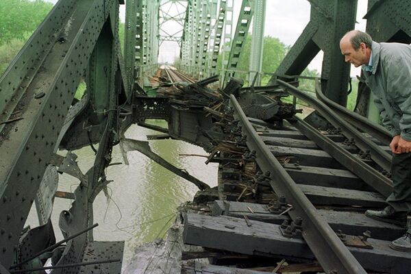 Разбомбленный мост на реке Сава - Sputnik Латвия