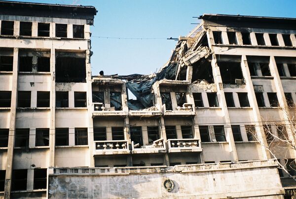 Обрушенное здание МВД Югославии после бомбардировки - Sputnik Латвия