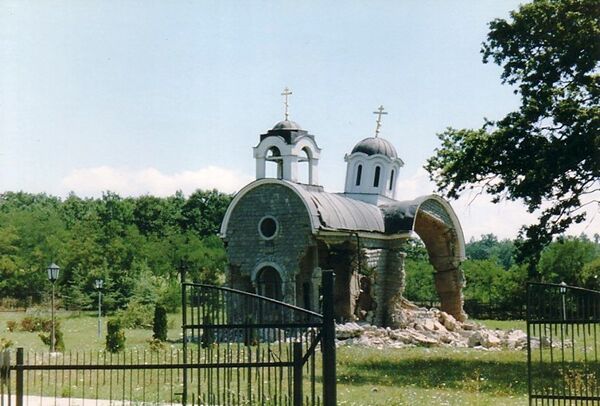 Обрушенная православная церковь в Косове - Sputnik Латвия