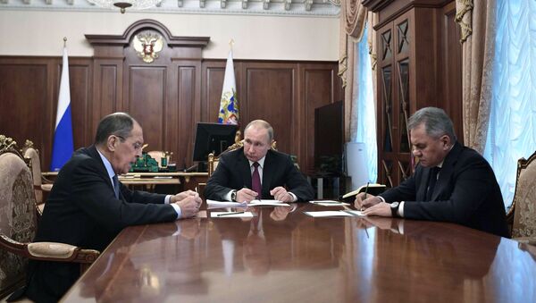 Президент РФ В. Путин встретился с главами МИД и Минобороны РФ С. Лавровым и C. Шойгу - Sputnik Latvija