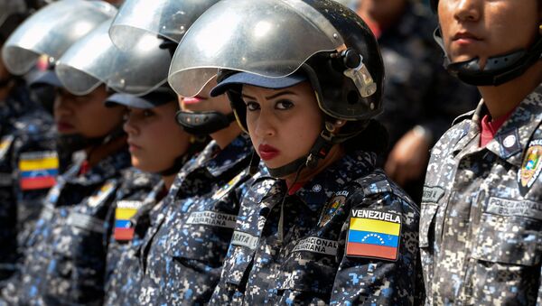 Полицейские во время акции протеста против президента Николаса Мадуро в в Каракасе, Венесуэла - Sputnik Latvija