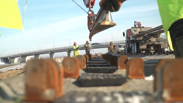 Как строят железную дорогу Крымского моста - видео - Sputnik Латвия