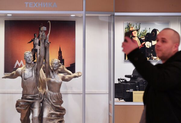 Мужчина фотографируется в главном павильоне Мосфильма Мужчина фотографируется в главном павильоне Мосфильма - Sputnik Латвия