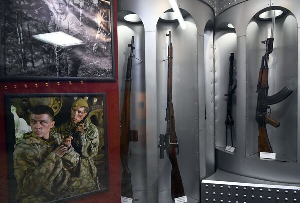 Экспозиция огнестрельного оружия в музее киноконцерна Мосфильм в Москве - Sputnik Латвия