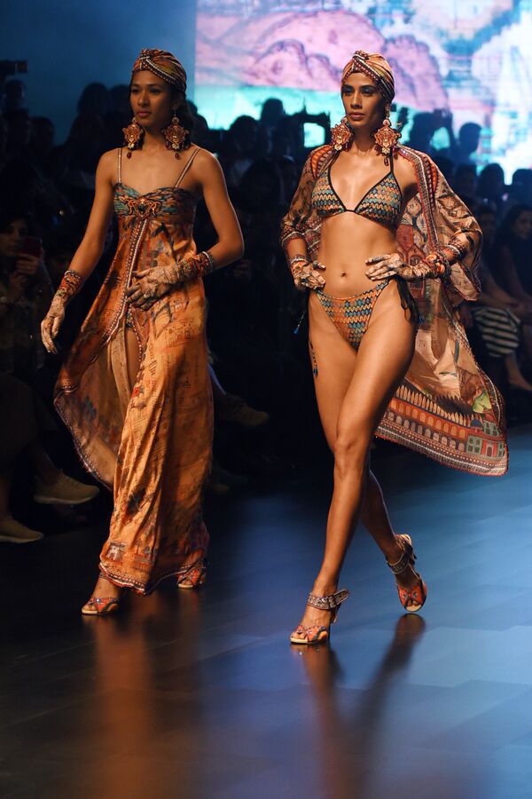 Модели показывают коллекцию Rajdeep Ranawat в рамках Lakme Fashion Week в Мумбаи, Индия - Sputnik Латвия