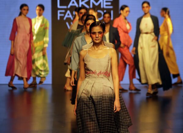 Показ коллекции Tahweave на Неделе моды в Мумбаи - Sputnik Латвия