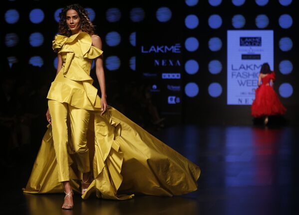 Модель в наряде Gauri & Nainika в рамках Недели моды в Мумбаи - Sputnik Латвия