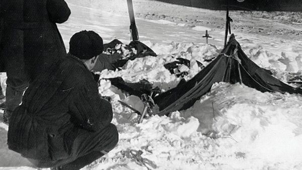 Палатка группы Дятлова, частично раскопанная от снега - Sputnik Latvija