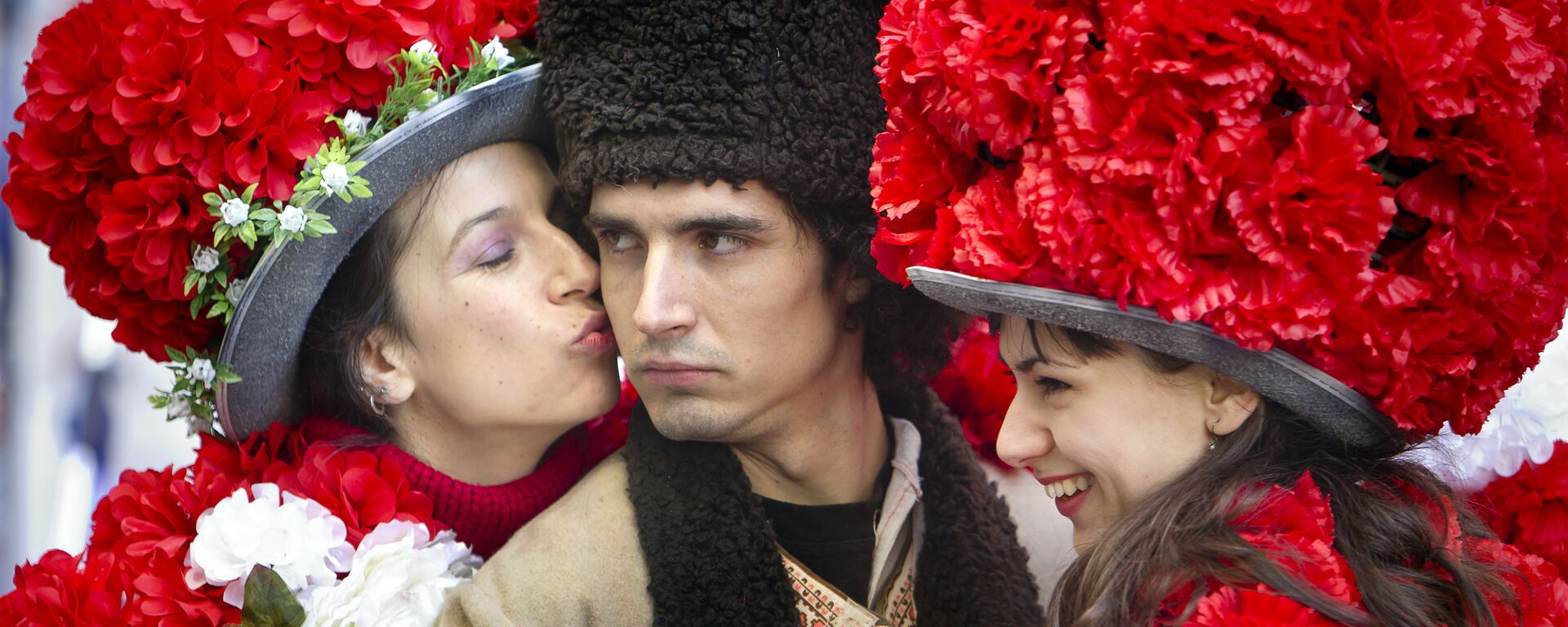Юноша в традиционном румынском костюме в окружении девушек в цветочных нарядах в Бухаресте - Sputnik Латвия, 1920, 14.04.2020