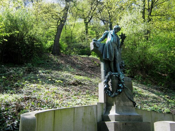 Памятник Карелу Гинеку Махе в Петршинском парке в Чехии  - Sputnik Латвия