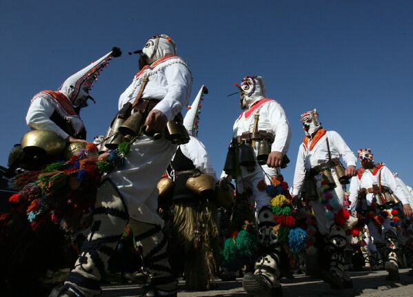 Болгары, одетые в национальную одежду, танцуют во время празднования Дня Святого Трифона в деревне Брестовица, Болгария - Sputnik Латвия