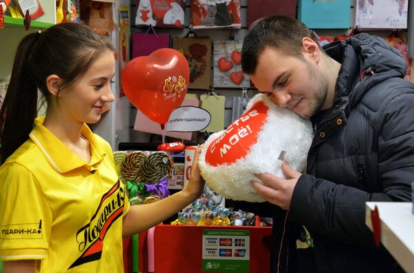 Покупатель выбирает сувенир к Дню святого Валентина в торговом центре Первореченский во Владивостоке - Sputnik Латвия