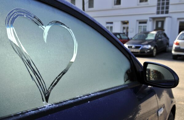Сердце на заиндевелом стекле автомобиля в немецком городе Гамбург - Sputnik Латвия