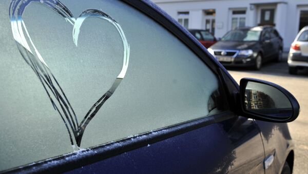 Нарисованное сердце на машине в Германии  - Sputnik Латвия