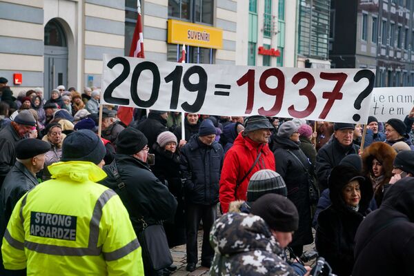 Митинг на Ратушной площади в поддержку мэра города Нила Ушакова Митинг на Ратушной площади в поддержку мэра города Нила Ушакова - Sputnik Латвия