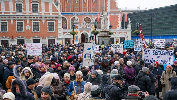 Митинг на Ратушной площади в поддержку мэра города Нила Ушакова - Sputnik Latvija
