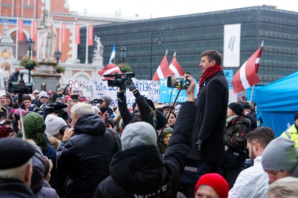 Вячеслав Домбровский на митинге на Ратушной площади в поддержку мэра города Нила Ушакова - Sputnik Латвия