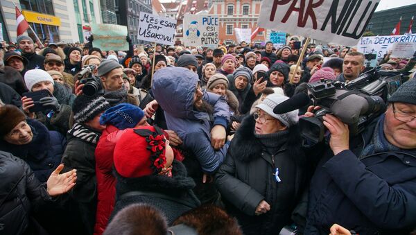 Митинг на Ратушной площади в поддержку мэра города Нила Ушакова - Sputnik Latvija