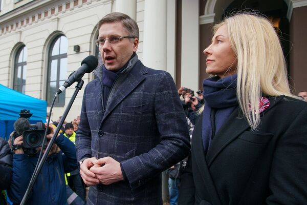 Мэр Риги Нил Ушаков с супругой Иветой Страутиней-Ушаковой во время митинга на Ратушной площади - Sputnik Латвия